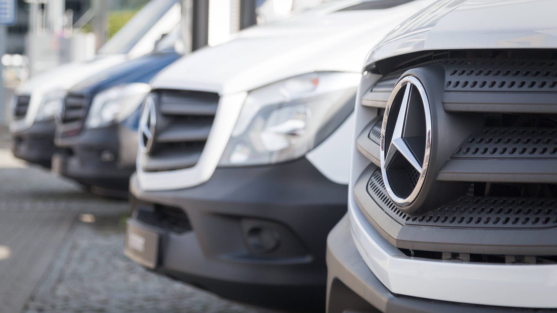 Fertige Transporter der Marke Mercedes-Benz warten auf einem Firmengelände auf die Auslieferung. Bald auch aus Polen.