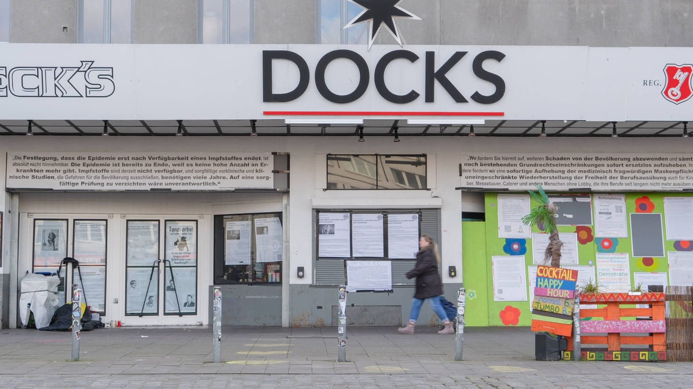 Plakate hängen im Januar 2021 an der Fassade des "Docks": Die "Wandzeitungen" hatten in der Hamburger Branche für massive Kritik gesorgt.