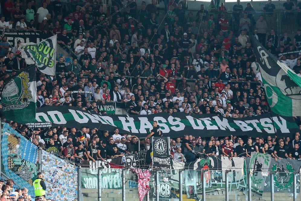 Ein "Tod und Hass dem BTSV"-Banner im Block der 96-Fans (Archivbild): Die DFL hat die nächste Partie der Rivalen verlegt.