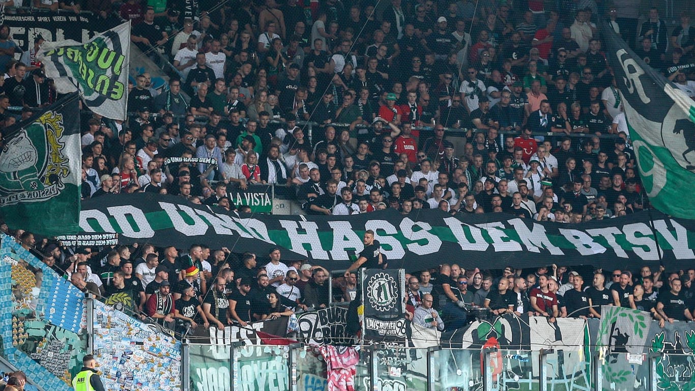 Ein "Tod und Hass dem BTSV"-Banner im Block der 96-Fans (Archivbild): Die DFL hat die nächste Partie der Rivalen verlegt.