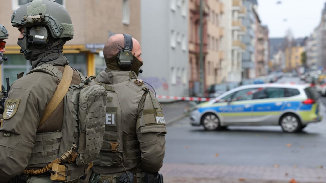 Spezialkräfte der Polizei im Einsatz: In Bockenheim wurde mutmaßlich ein Mann mit einer Schusswaffe gesichtet.