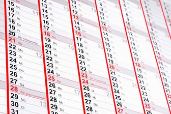 Ein Kalender des Jahres 2021: In manchen Jahren fallen mehr Feiertage auf ein Wochenende als in anderen.