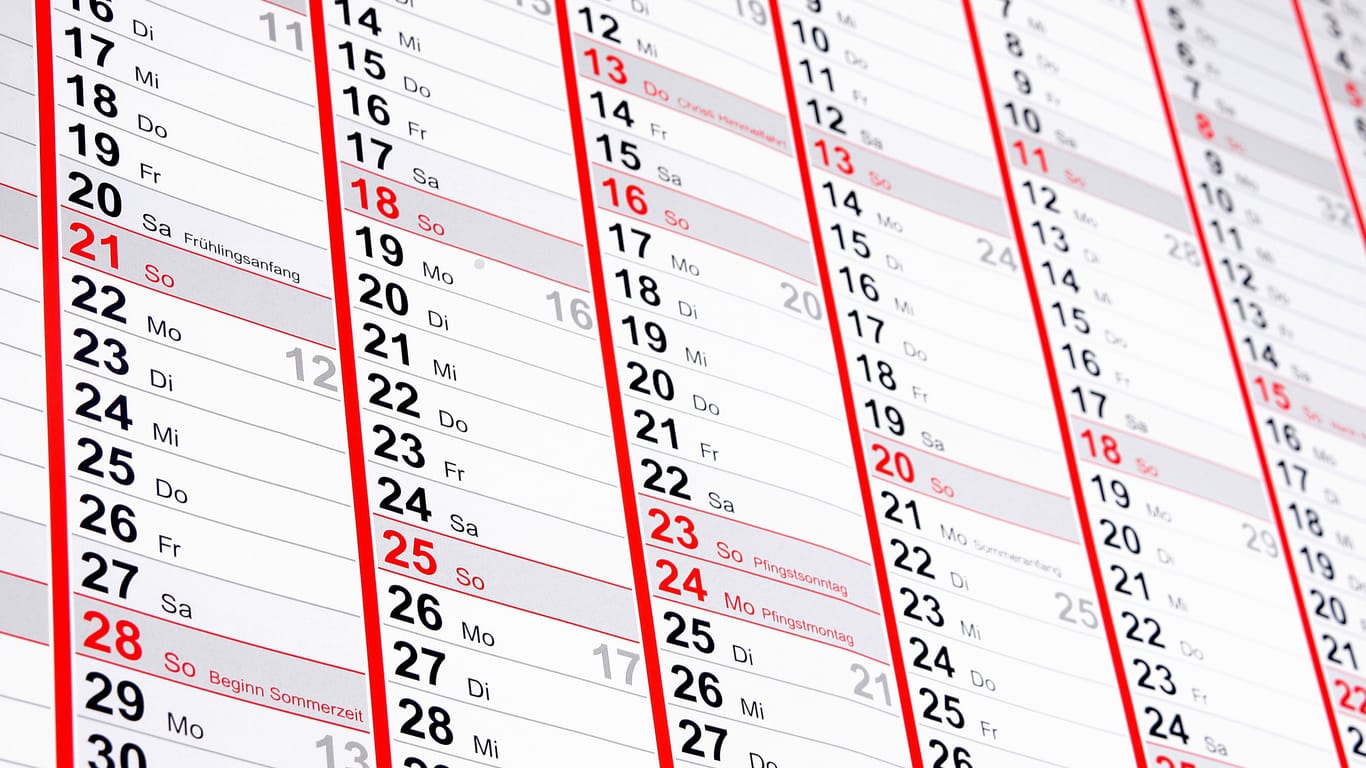 Ein Kalender des Jahres 2021: In manchen Jahren fallen mehr Feiertage auf ein Wochenende als in anderen.