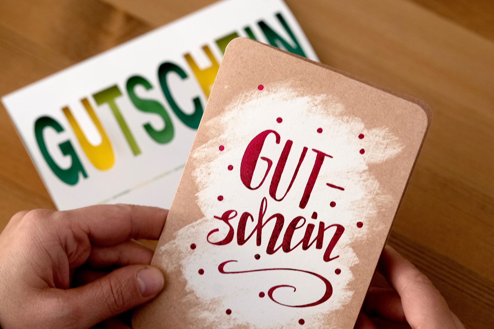 Einlösen oder weiterschenken: Wer lauter Gutscheine zu Weihnachten bekommt, kann sich deren Geldwert in der Regel nicht auszahlen lassen.