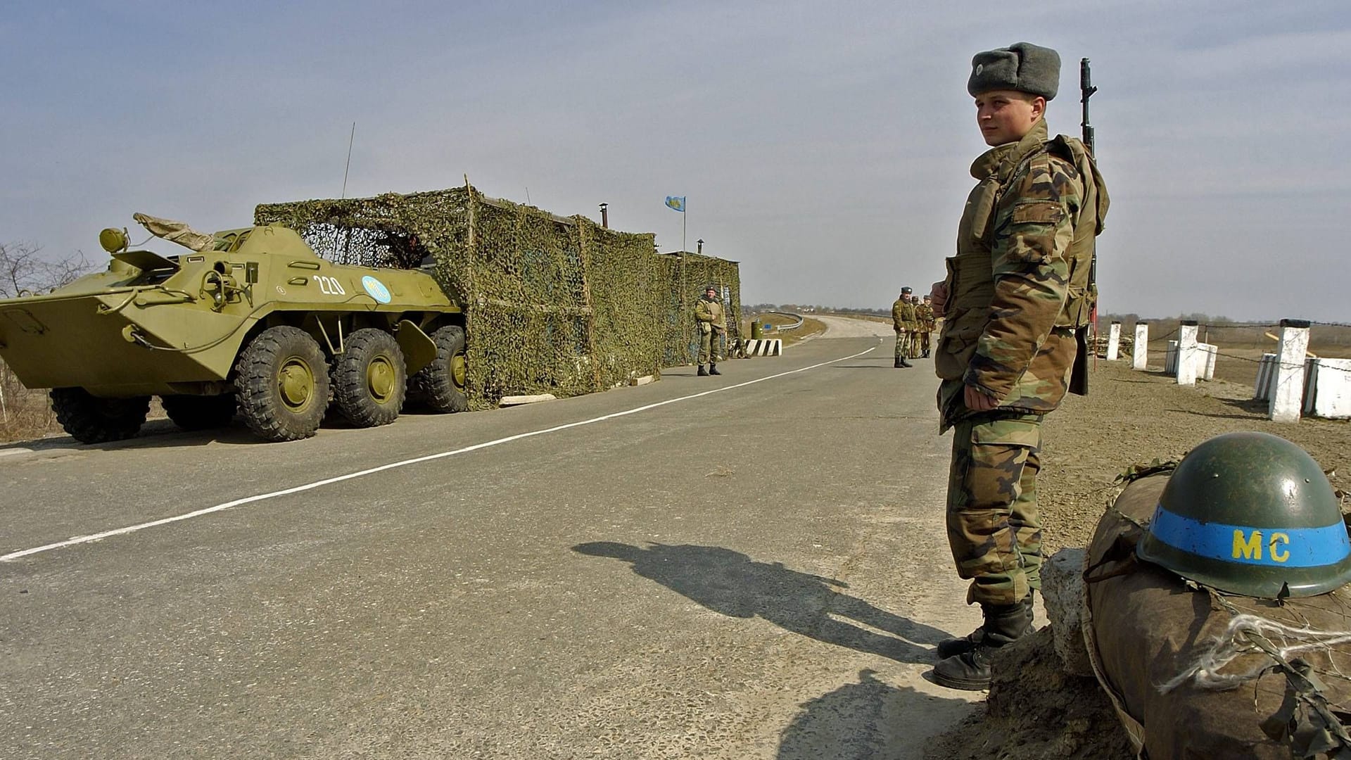 Russischer Soldat an einem Checkpoint in Transnistrien (Archivbild): Seit Anfang der 1990er Jahre sind in dem moldauischen Landesteil russische Soldaten als sogenannte Friedenstruppen stationiert.