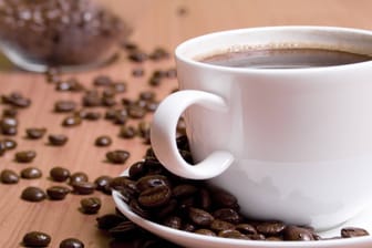 Tasse Kaffee mit Kaffeebohnen: Die neue gesetzliche Regelung gilt unter anderem für Palmöl, Kakao und Kaffee.