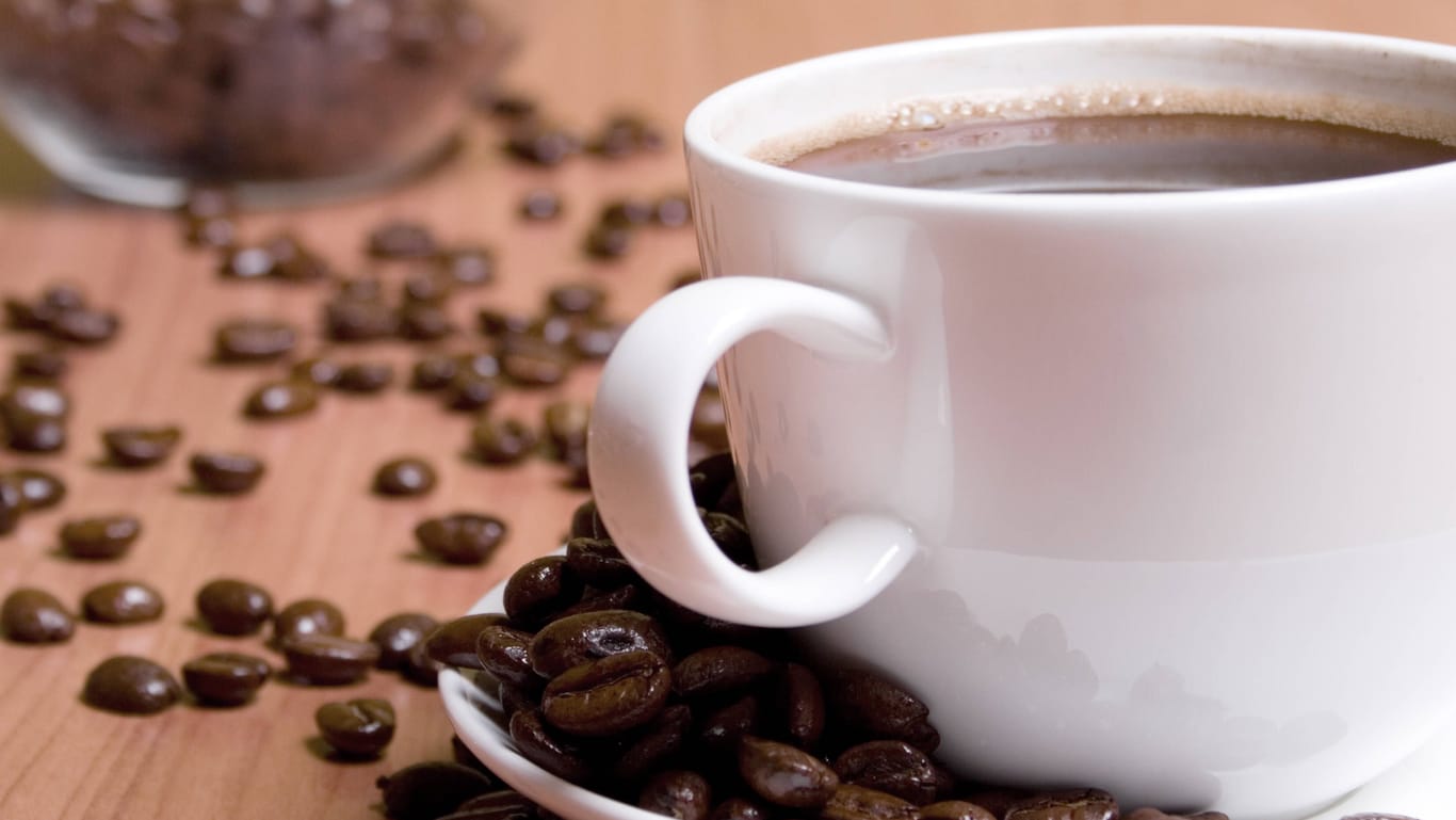 Tasse Kaffee mit Kaffeebohnen: Die neue gesetzliche Regelung gilt unter anderem für Palmöl, Kakao und Kaffee.