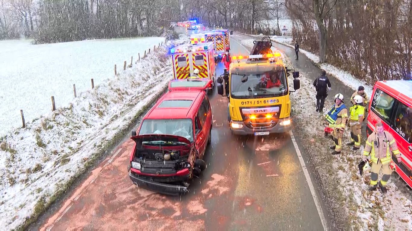 Unfall in Quickborn: VW Bus kracht bei Schneetreiben in Schulbus.