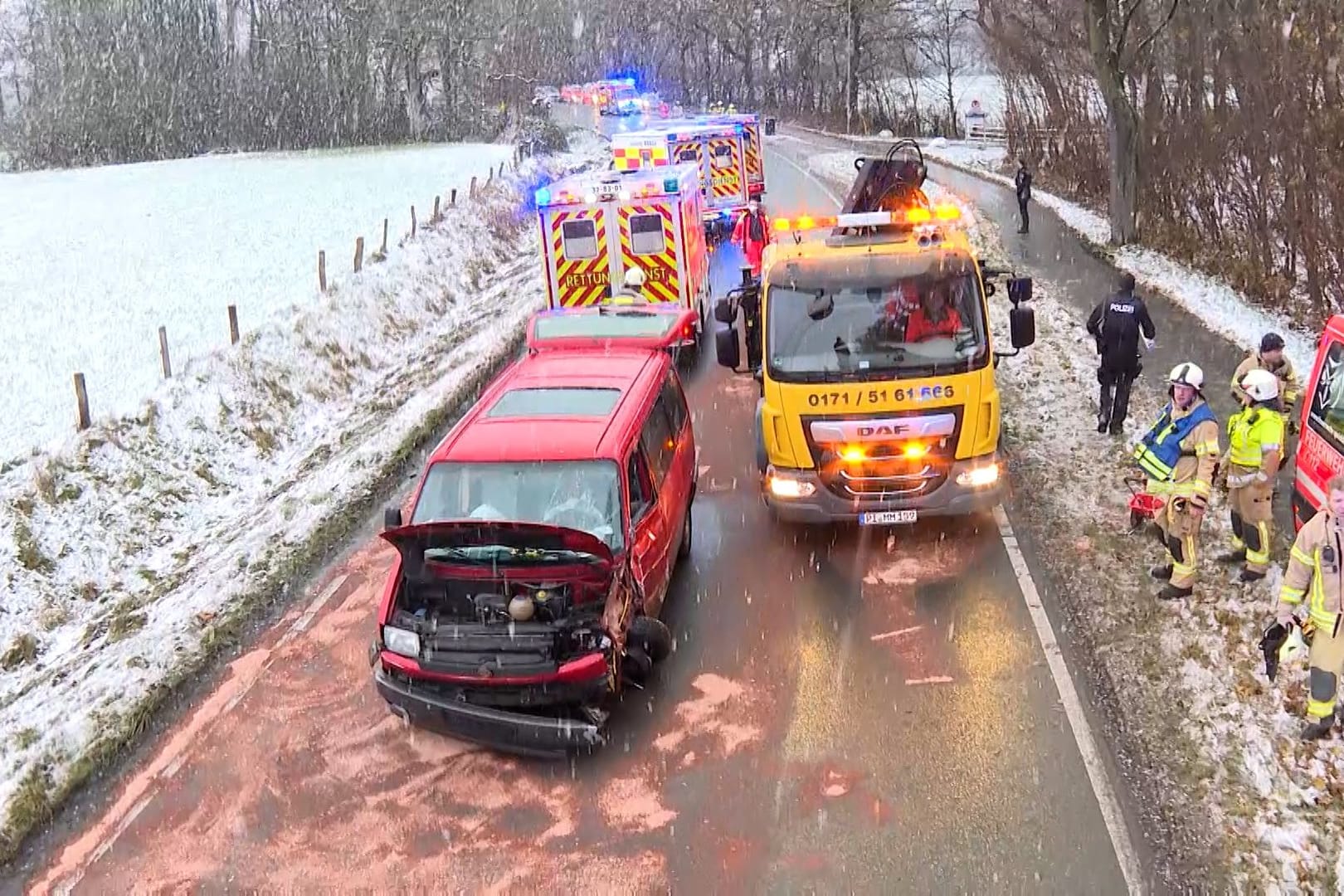 Unfall in Quickborn: VW Bus kracht bei Schneetreiben in Schulbus.