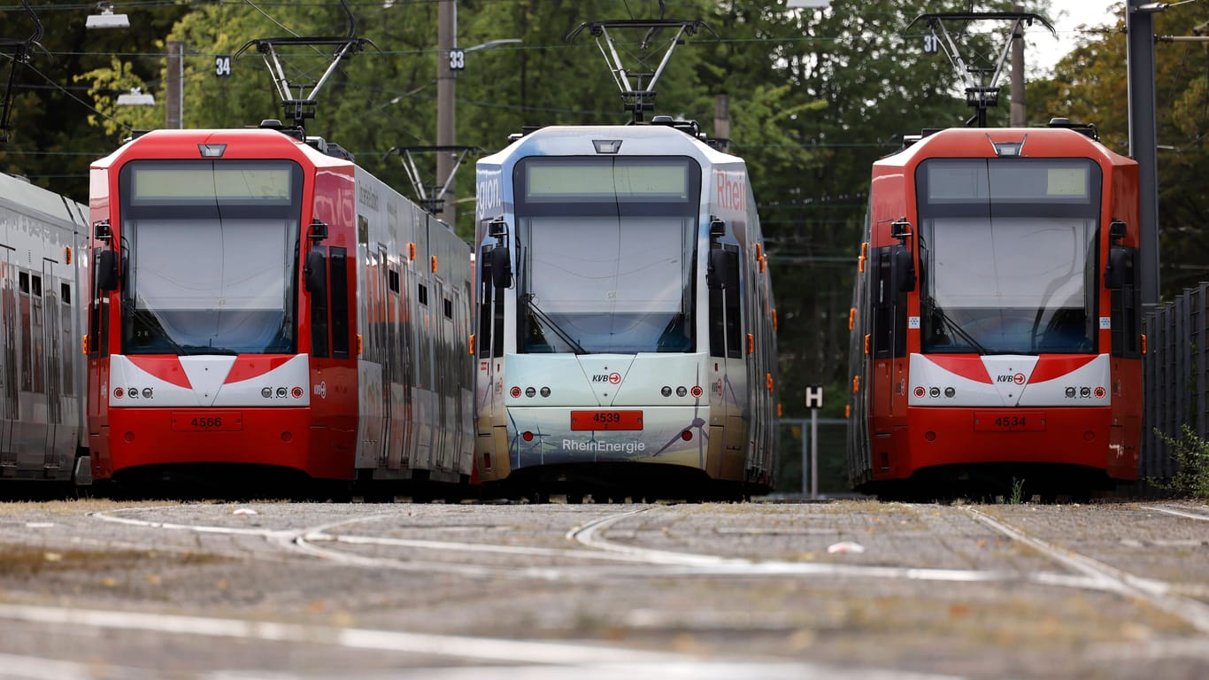 KVB-Bahnen stehen auf einem Betriebsgelände in Müngersdorf. (Symbolfoto)