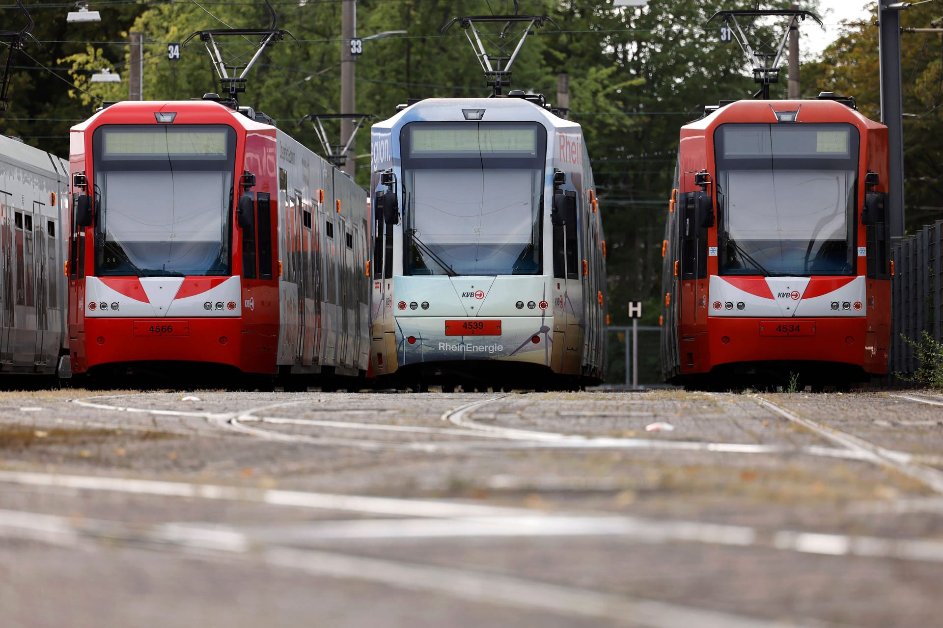 KVB-Bahnen stehen auf einem Betriebsgelände in Müngersdorf. (Symbolfoto)