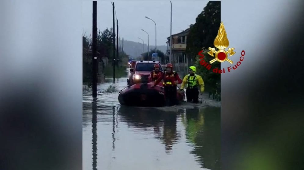 Rettungskräfte in Crotone, Kalabrien: Aus der Region wurden nicht nur Überschwemmungen, sondern auch Wirbelstürme gemeldet.