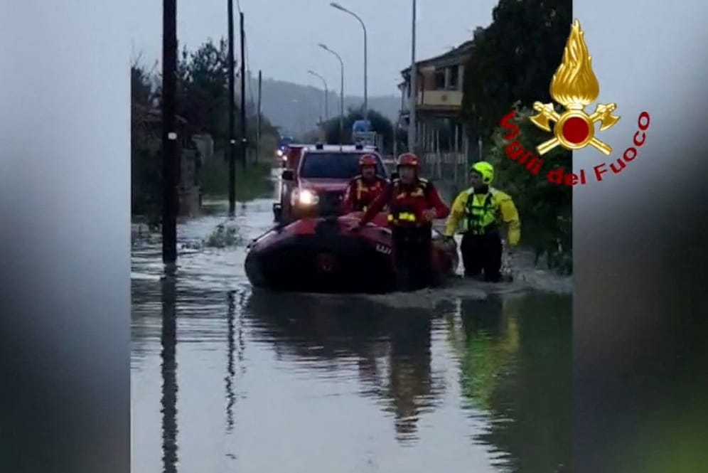 Rettungskräfte in Crotone, Kalabrien: Aus der Region wurden nicht nur Überschwemmungen, sondern auch Wirbelstürme gemeldet.