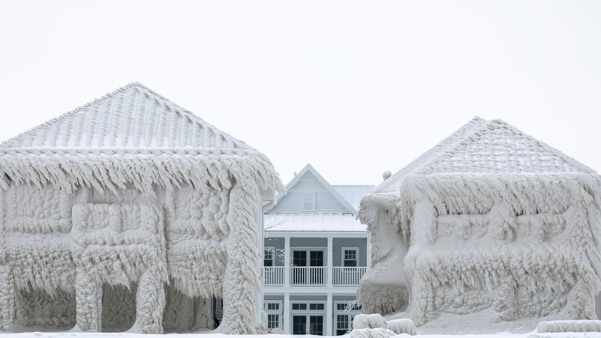 Häuser am Ufer des Eriesees in der Nähe von Fort Erie sind nach einem Wintersturm, der über weite Teile Ontarios hinwegfegte, mit Eis bedeckt.