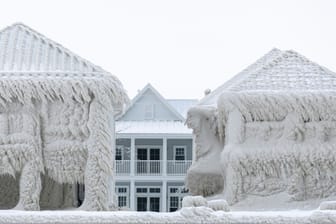 Häuser am Ufer des Eriesees in der Nähe von Fort Erie sind nach einem Wintersturm, der über weite Teile Ontarios hinwegfegte, mit Eis bedeckt.