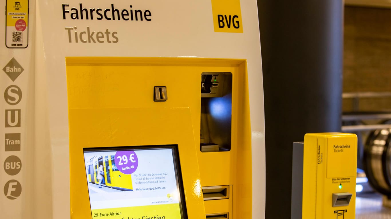 Ticketautomat der BVG (Archivbild): Für das kommende Semester hat der Senat angekündigt, 75 Euro der Kosten zu übernehmen.
