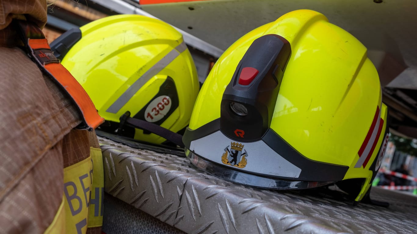 Helme der Berliner Feuerwehr (Archivbild): Ein 33-Jähriger von der Feuerwache Wilmersdorf ist gestorben.
