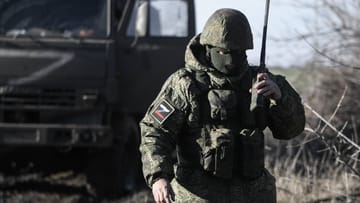 Ein russischer Soldat in der Ukraine (Archivbild): Mehr als 100.000 Kämpfer sollen seit Ende Februar getötet oder verletzt worden sein.