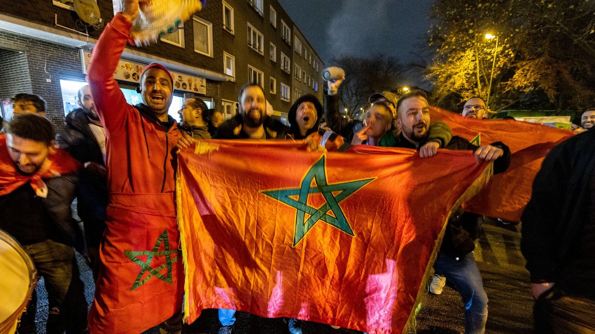 Einzug ins WM-Viertelfinale | Marokkaner feiern den Sieg ihres Teams