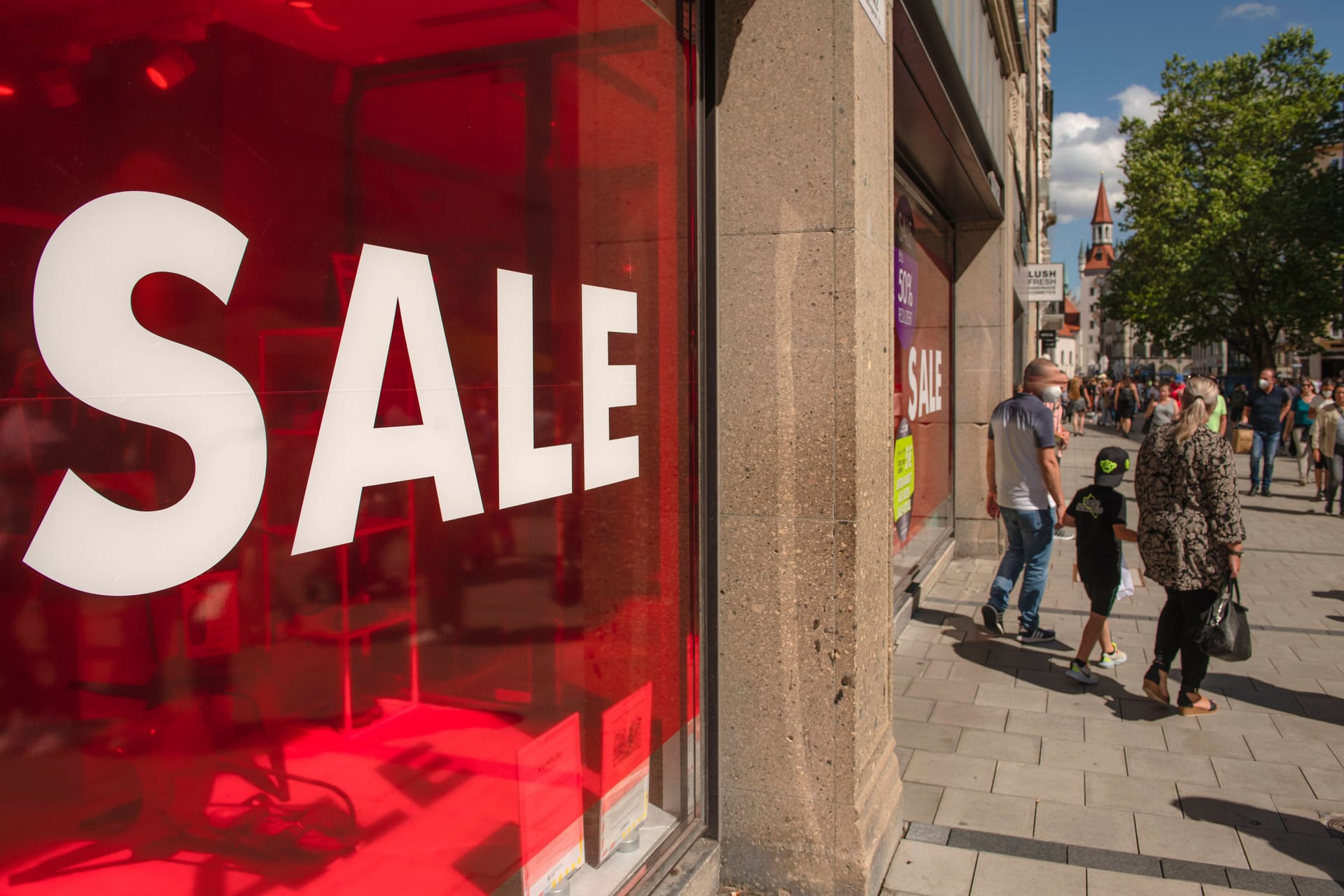 Schlussverkauf beim Schuhgeschäft Görtz in der Kaufingerstraße. Die Preise sind teils um 50 Prozent reduziert.