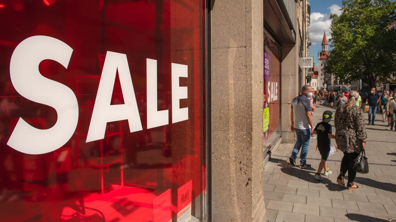 Schlussverkauf beim Schuhgeschäft Görtz in der Kaufingerstraße. Die Preise sind teils um 50 Prozent reduziert.