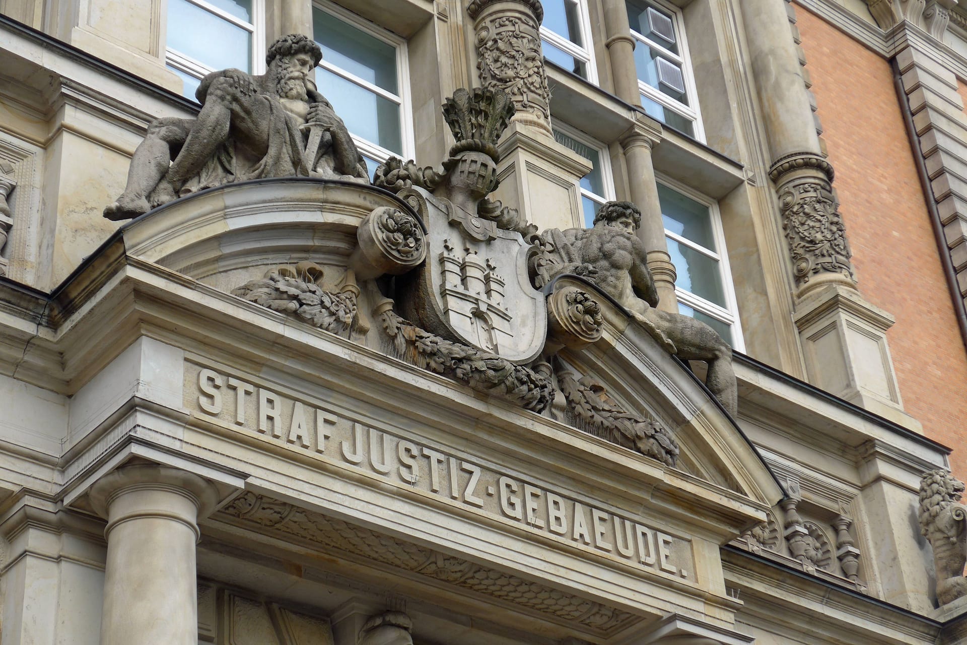 Das Eingangsportal zum Strafjustiz-Gebäude am Sievekingplatz: Hier residieren das Amtsgericht und das Landgericht Hamburg, das nun einen 35-Jährigen zu einer Haftstrafe verurteilt hat.