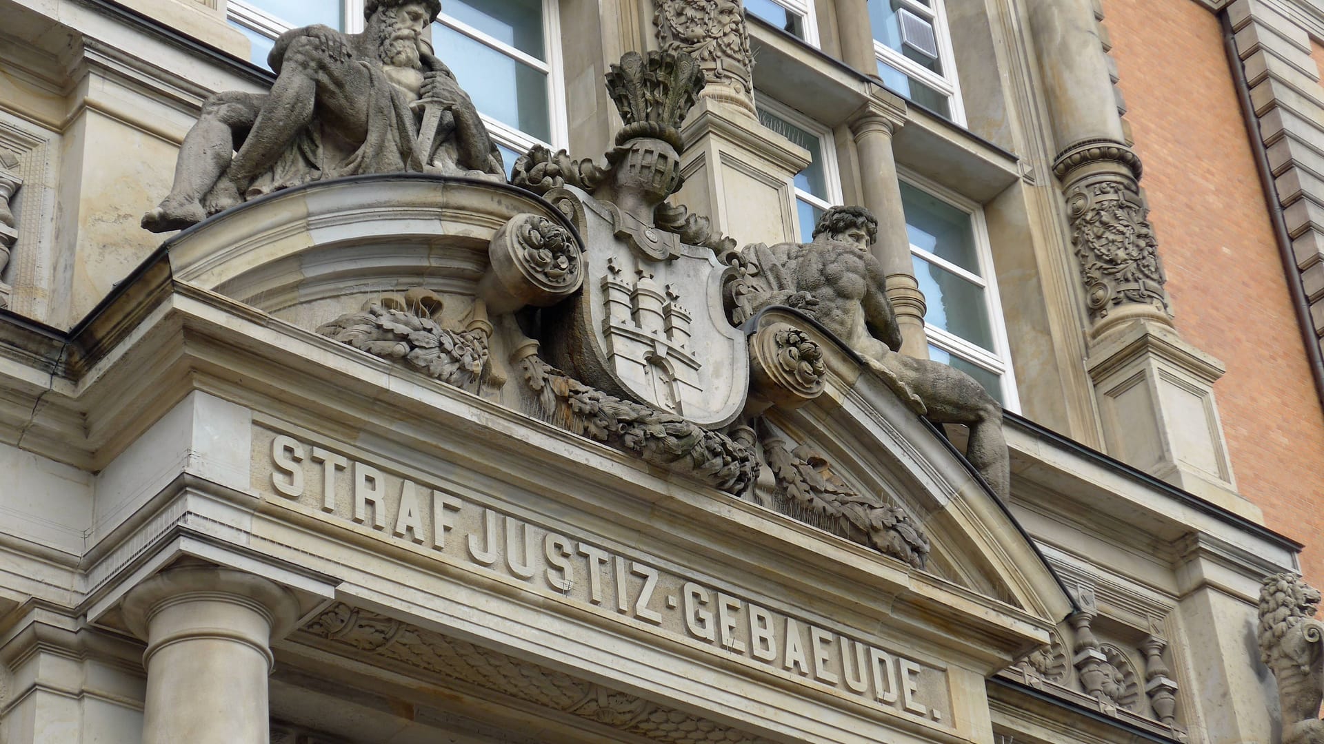 Das Eingangsportal zum Strafjustiz-Gebäude am Sievekingplatz: Hier residieren das Amtsgericht und das Landgericht Hamburg, das nun einen 35-Jährigen zu einer Haftstrafe verurteilt hat. Das Eingangsportal zum Strafjustiz-Gebäude am Sievekingplatz: Hier residieren das Amtsgericht und das Landgericht Hamburg, das nun einen 35-Jährigen zu einer Haftstrafe verurteilt hat.