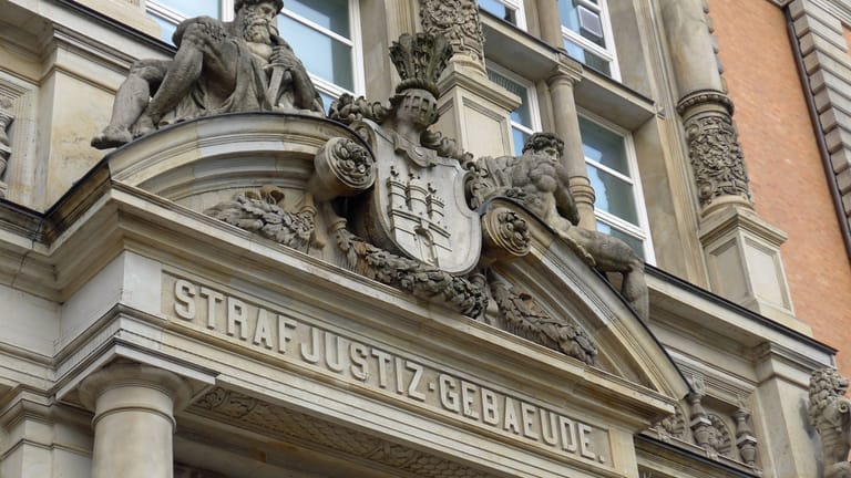 Das Eingangsportal zum Strafjustiz-Gebäude am Sievekingplatz: Hier residieren das Amtsgericht und das Landgericht Hamburg, das nun einen 35-Jährigen zu einer Haftstrafe verurteilt hat.