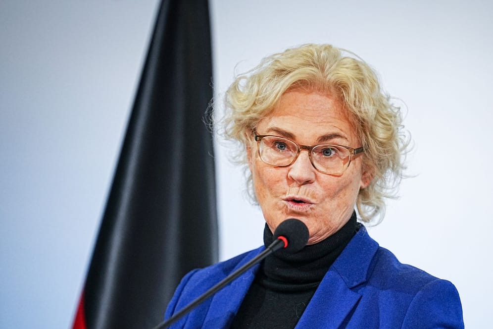 Verteidigungsministerin Christine Lambrecht: "Es fehlt der Bundeswehr ja überall an Infrastruktur."