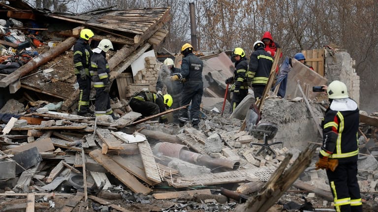 Rettungskräfte an einem zerstörten Haus in Kiew: In der Hauptstadt soll es drei Verletzte geben.