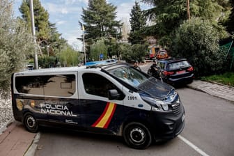 Einsatz vor der ukrainischen Botschaft in Madrid: Bei der Explosion einer Briefbombe wurde ein Sicherheitsmitarbeiter leicht verletzt.