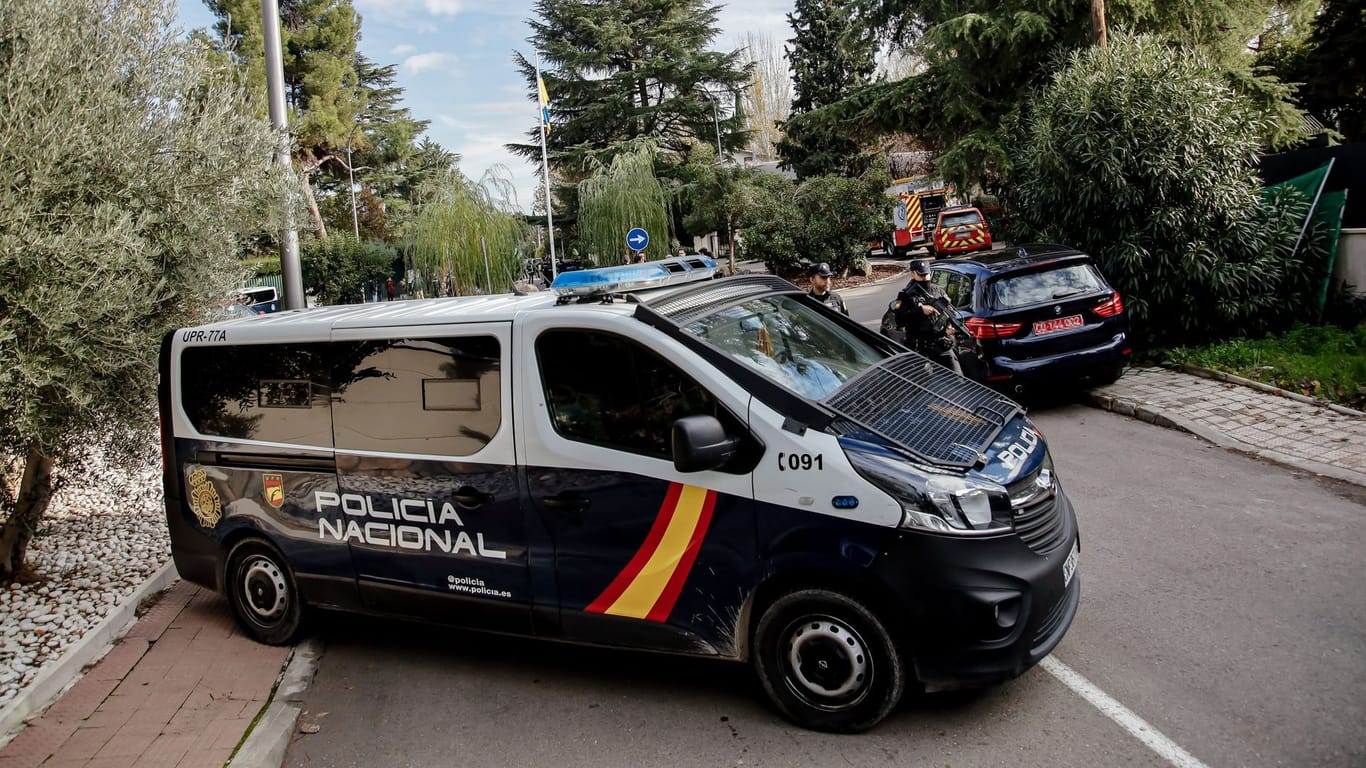 Einsatz vor der ukrainischen Botschaft in Madrid: Bei der Explosion einer Briefbombe wurde ein Sicherheitsmitarbeiter leicht verletzt.