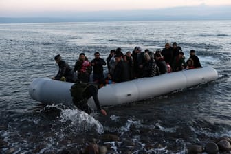 Ein Schlauchboot kommt auf Lesbos an (Archivbild): Für der Küste der griechischen Insel ist nun ein Boot gekentert.