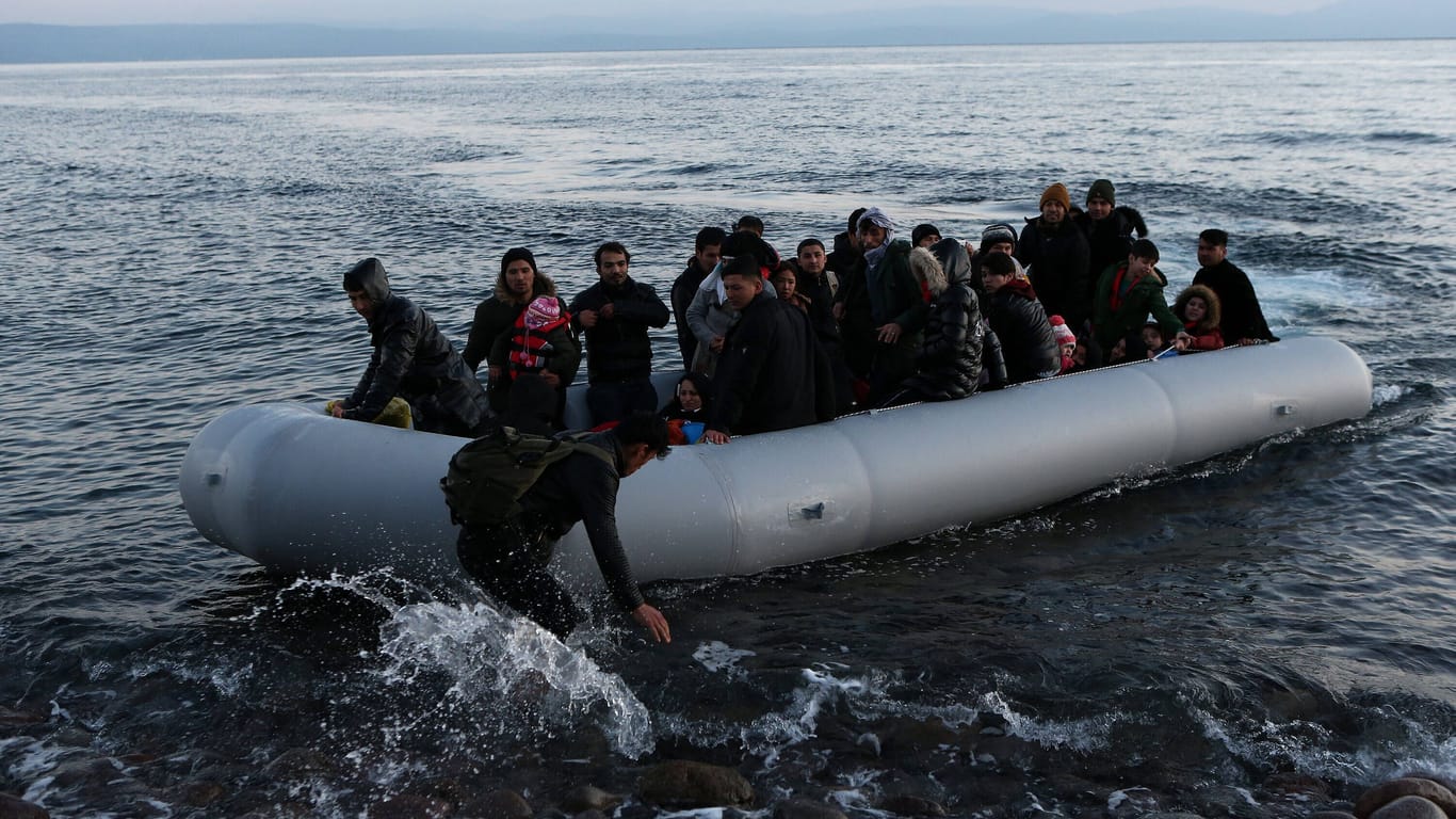 Ein Schlauchboot kommt auf Lesbos an (Archivbild): Für der Küste der griechischen Insel ist nun ein Boot gekentert.