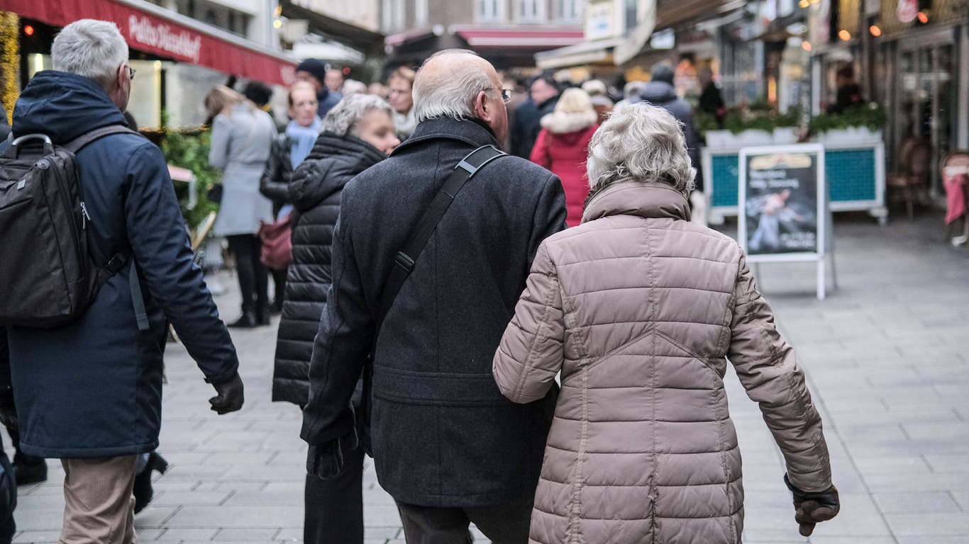 Ältere Menschen in Düsseldorf (Symbolbild): Die Zahl der Rentenempfänger in Deutschland wird steigen.