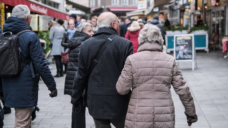 Ältere Menschen in Düsseldorf (Symbolbild): Die Zahl der Rentenempfänger in Deutschland wird steigen.