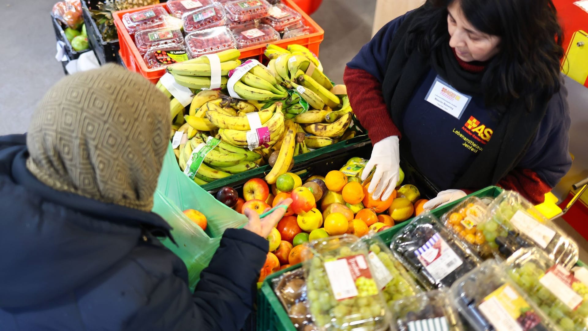 Obstsorten werden in einer Ausgabestelle der Tafel verteilt (Archivfoto): Bundesweit werden rund zwei Millionen Menschen durch 860 Tafeln versorgt.