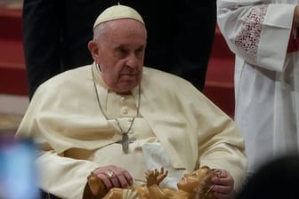 Vatikanstadt: Papst Franziskus sitzt in einem Rollstuhl, während er der Heiligabendmesse im Petersdom vorsteht.