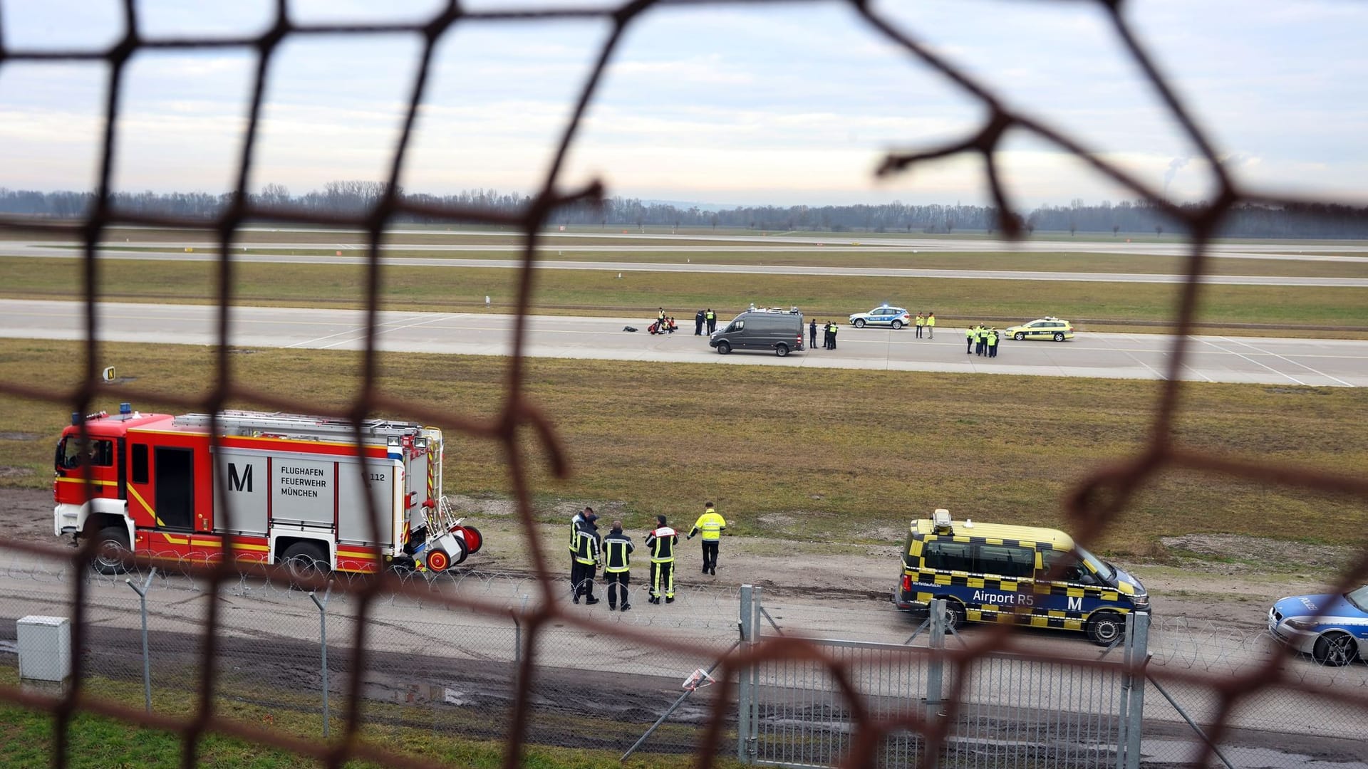 Klimaaktivisten angeklebt auf Rollfeld am Münchner Flughafen