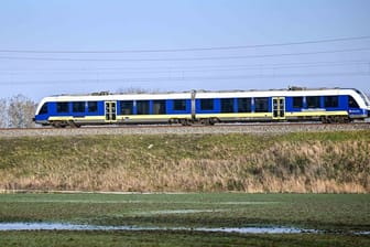 Ein Zug fährt auf den Gleisen der Bahnverlegung Sande: Der Güterverkehr soll von der Elektrifizierung profitieren.