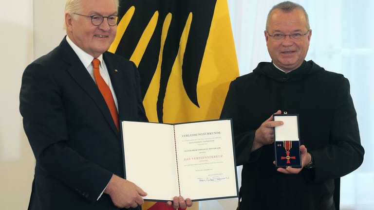 Bundespräsident Steinmeier und Frater Emmanuel (re): Der Benediktiner bekam den Verdienstorden der Bundesrepublik Deutschland.