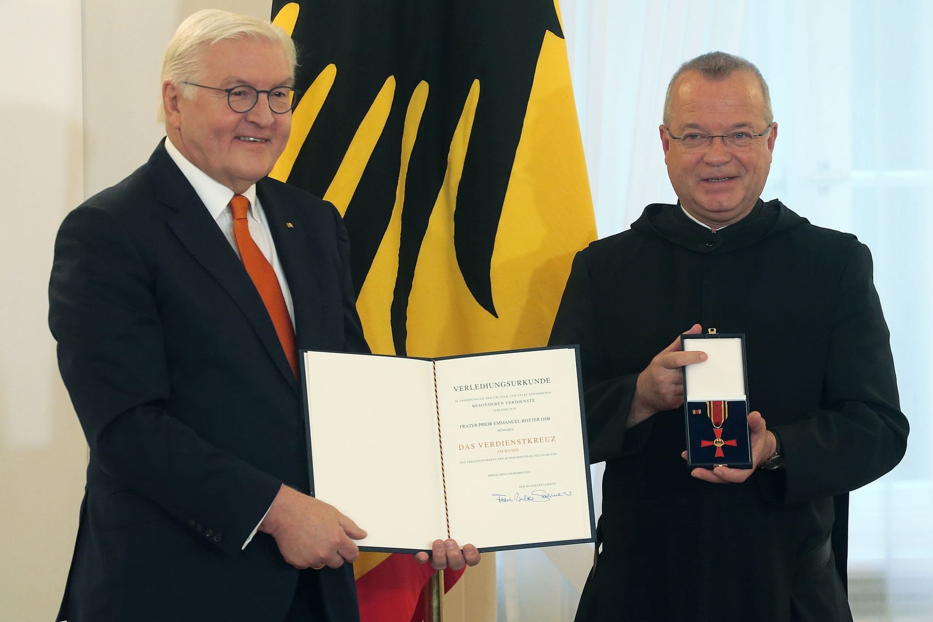 Bundespräsident Steinmeier und Frater Emmanuel (re): Der Benediktiner bekam den Verdienstorden der Bundesrepublik Deutschland.