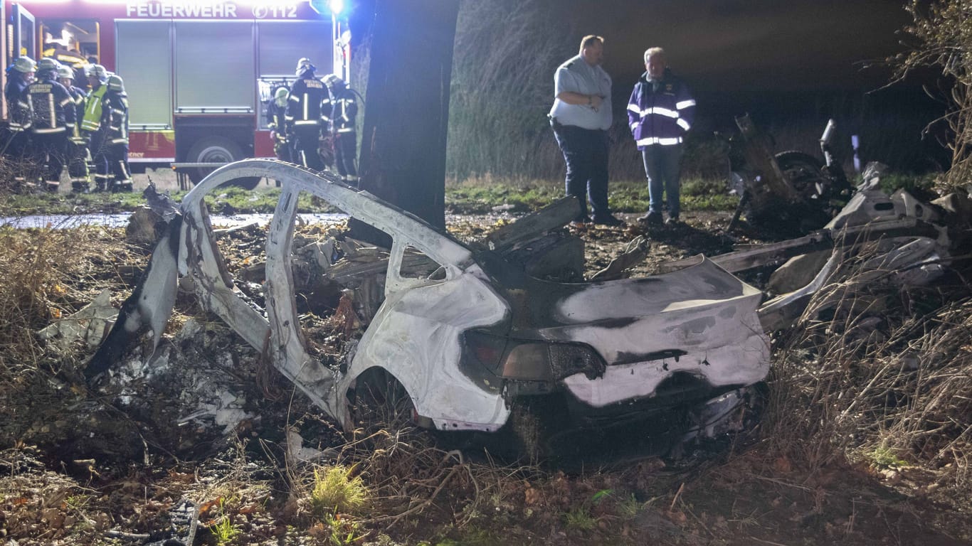 Unfall auf der L213 bei Bergheim: Der Tesla brannte komplett aus