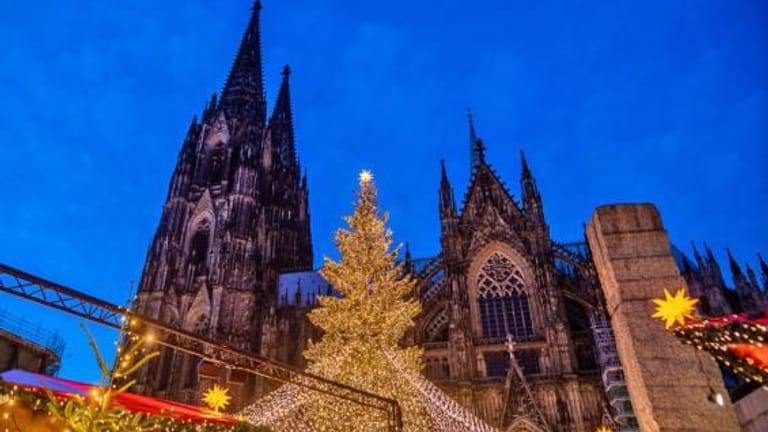 Die Adventswochenenden locken unzählige Menschen in die Innenstadt Kölns. Lassen Sie Ihr Auto stehen und nutzen Sie Bus & Bahn, um bequem und stressfrei von einem Weihnachtsmarkt zum nächsten zu gelangen.