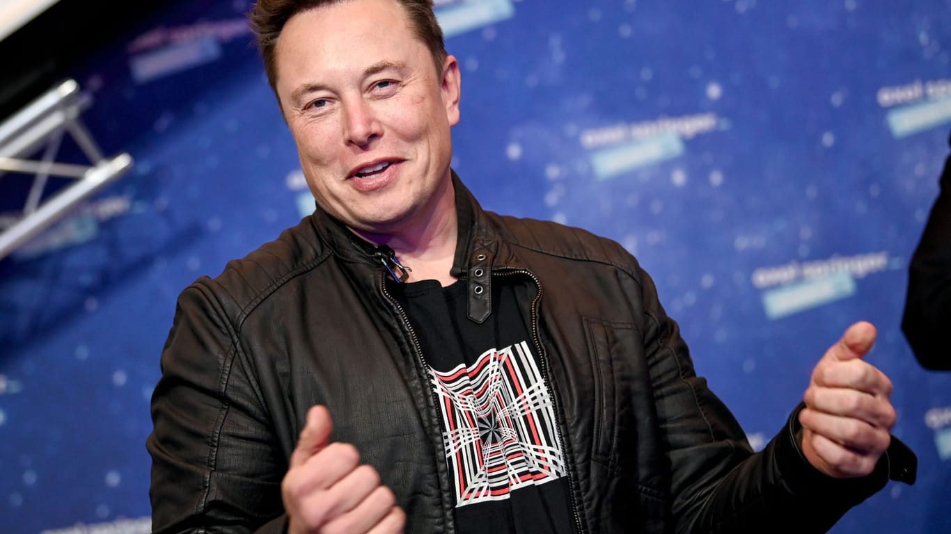 Streit der Tech-Giganten: Mit einem Tweet scheint Elon Musk die zuletzt angespannte Beziehung zu Apple entschärfen zu wollen.