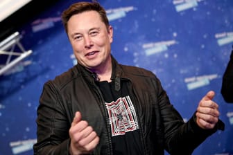 Streit der Tech-Giganten: Mit einem Tweet scheint Elon Musk die zuletzt angespannte Beziehung zu Apple entschärfen zu wollen.