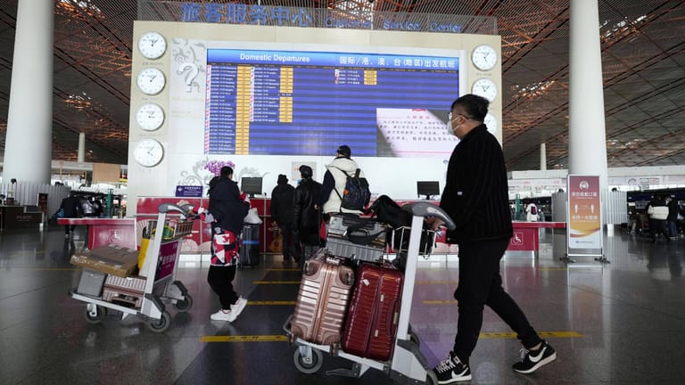 Reisende am Flughafen in Peking: Nach zwei Jahren dürfen viele Chinesinnen und Chinesen wieder reisen.