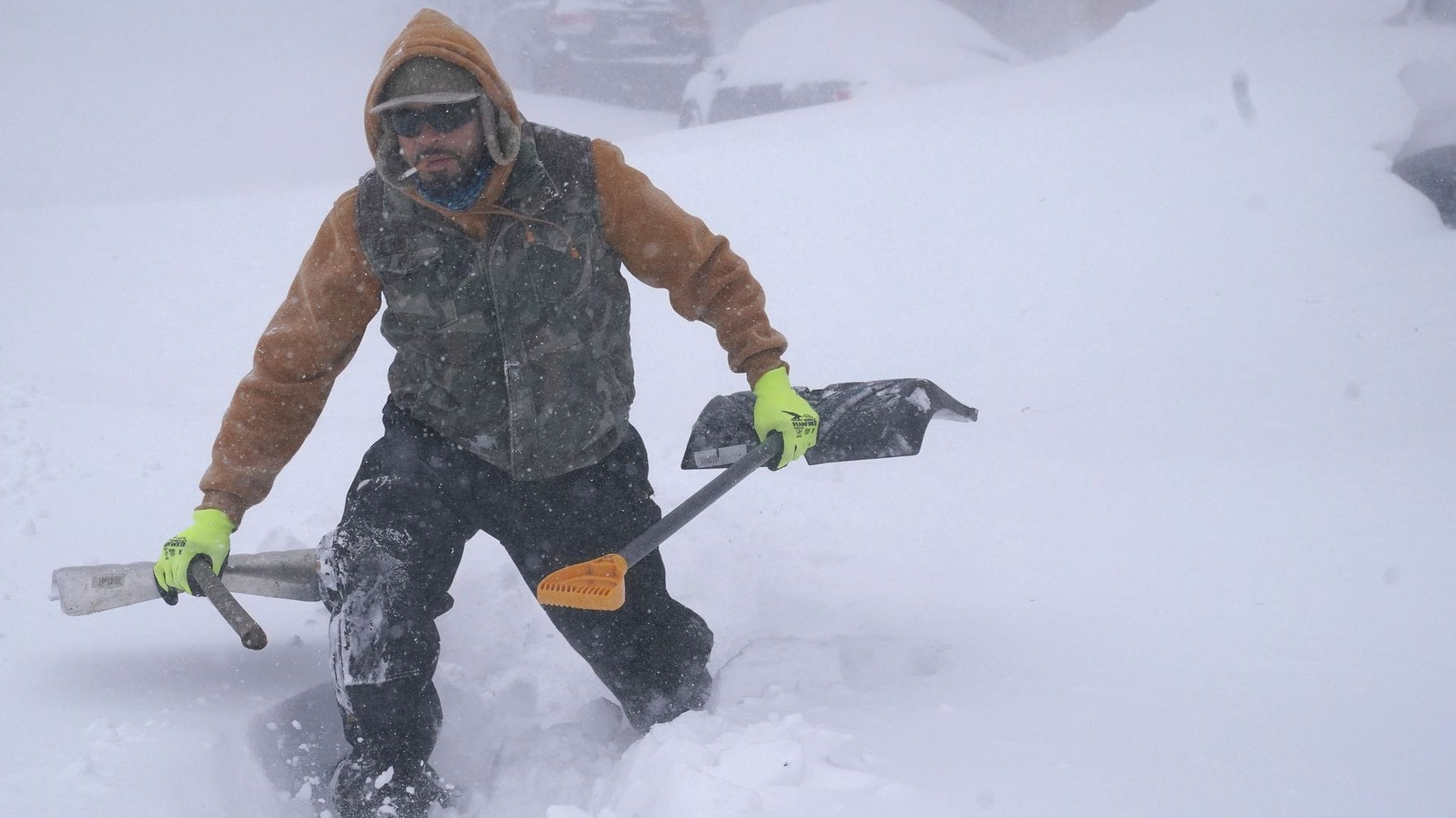 Buffalo im Bundesstaat New York: Ein Mann kämpft sich durch die Schneemassen.