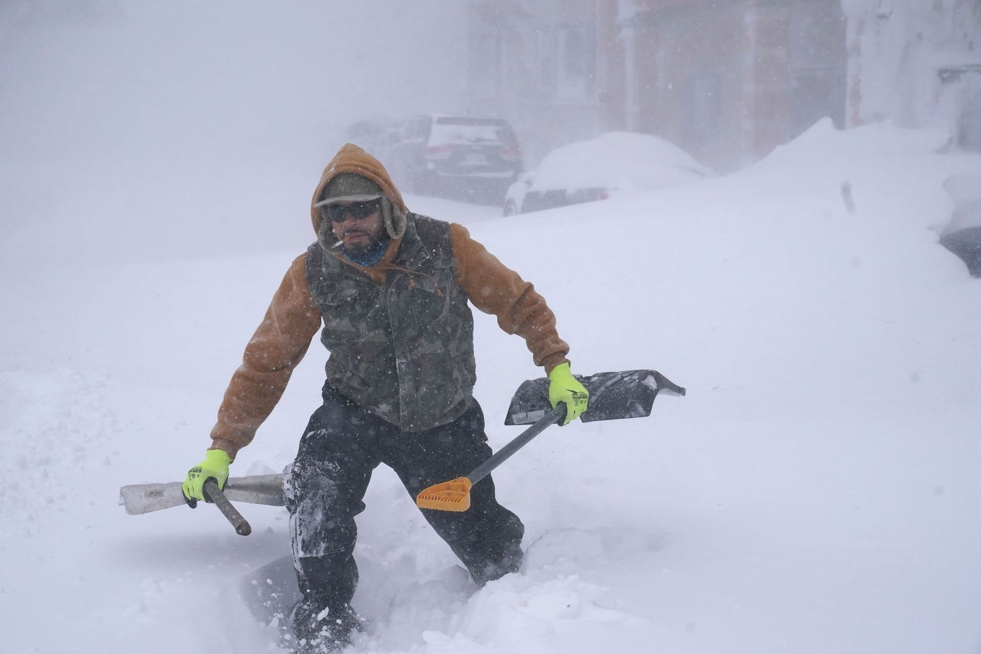 Buffalo im Bundesstaat New York: Ein Mann kämpft sich durch die Schneemassen.