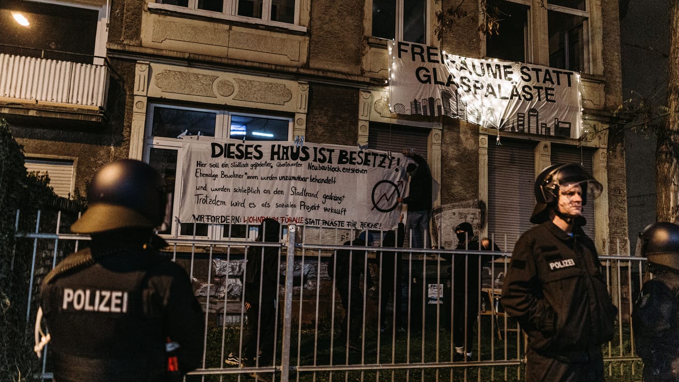 Polizisten stehen vor dem besetzten Haus: Die Aktivisten fordern mehr Sozialwohnungen für den geplanten Neubau.
